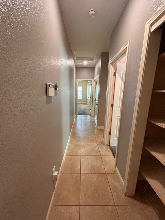 Building Photo - Beautiful home for rent in Visalia with a ...