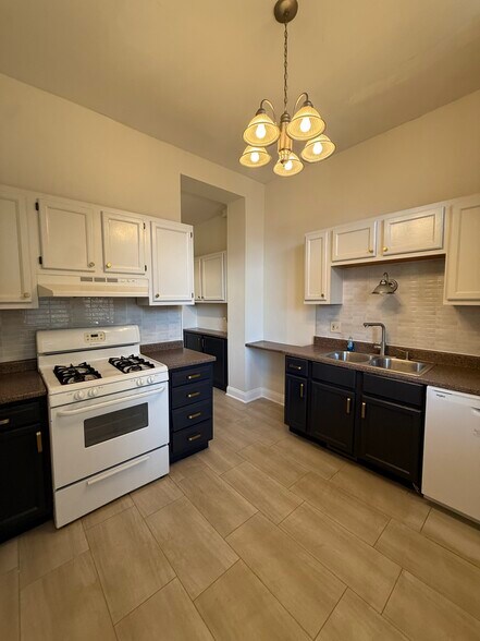 Kitchen - 2707 Ann Ave