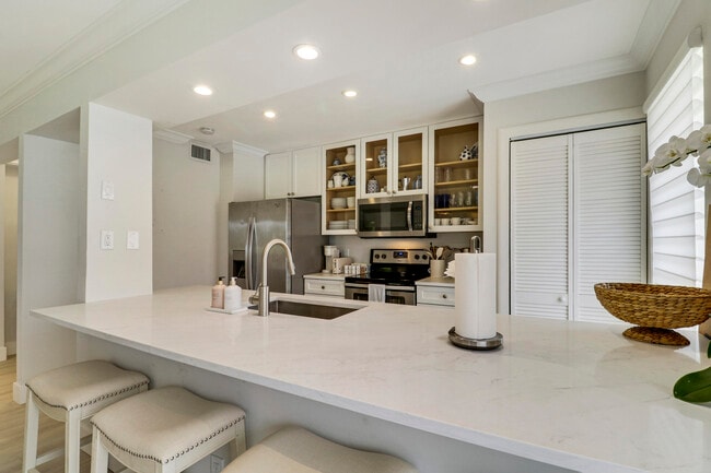 Building Photo - 438 Brackenwood Ln S