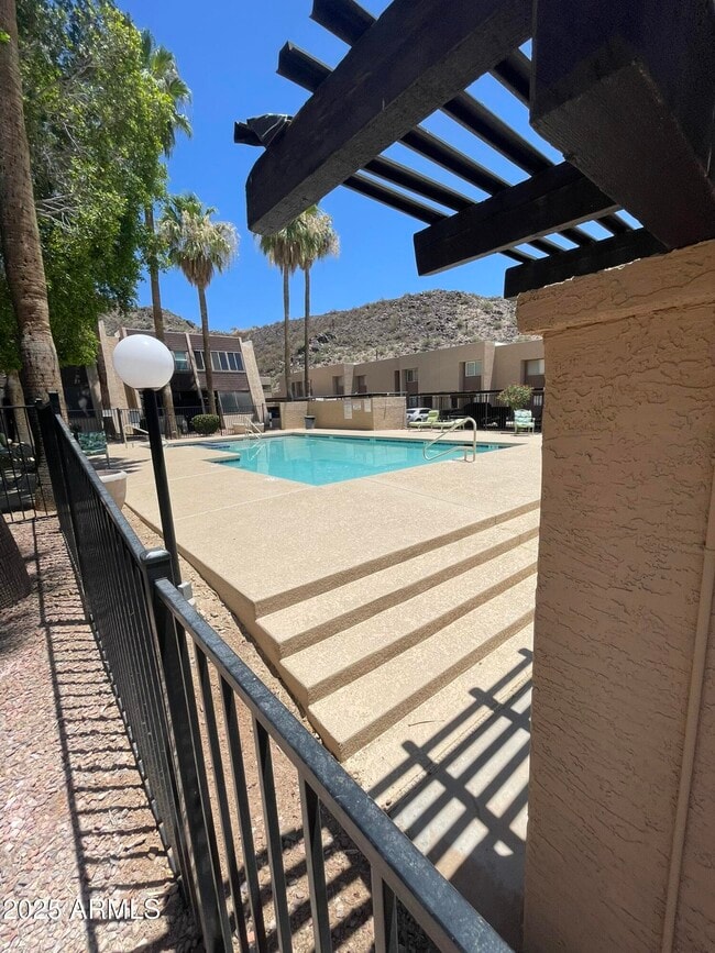 Building Photo - 1601 W Sunnyside Dr