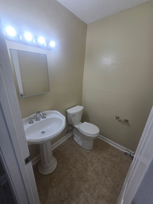 Building Photo - Spacious 5 Bedroom Single Home with Modern Comforts and Great Outdoor Space