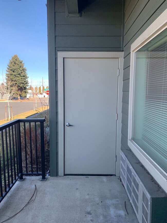 Building Photo - KINGWOOD LOFTS 1 bed, 1 bath 592 soft