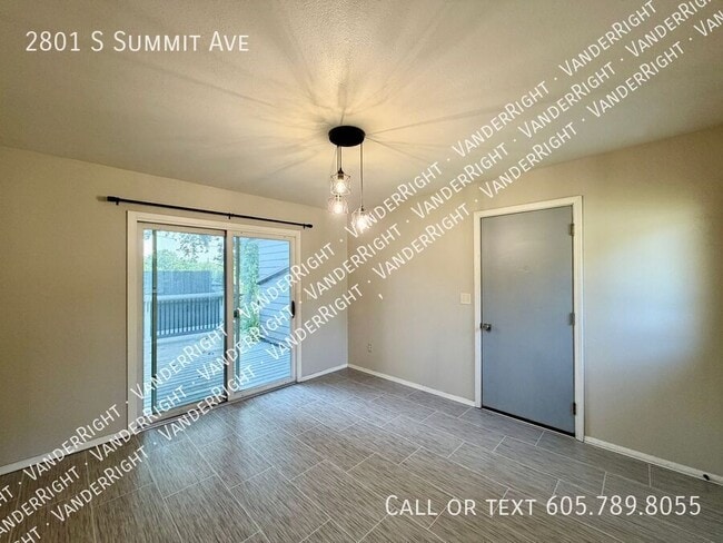 Building Photo - 2801 S Summit Ave