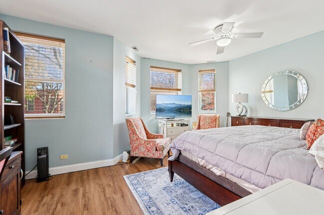 Building Photo - 3432 S Prairie Ave