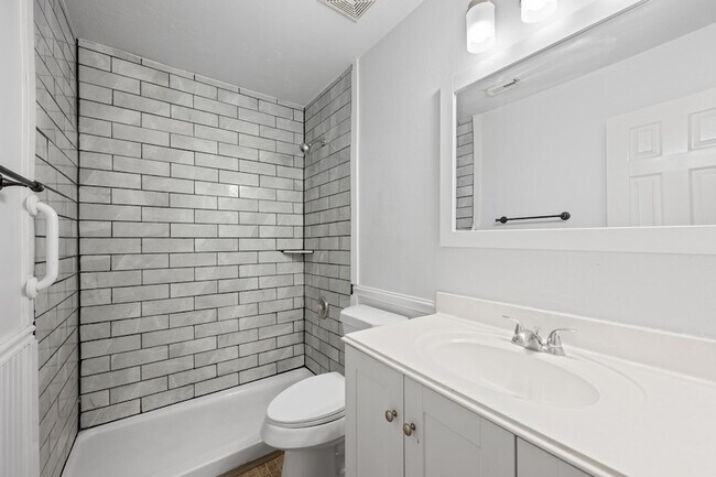 Building Photo - 12130 La Salle Oaks