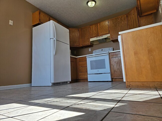 Kitchen & Dining area - 240 Highland Blvd