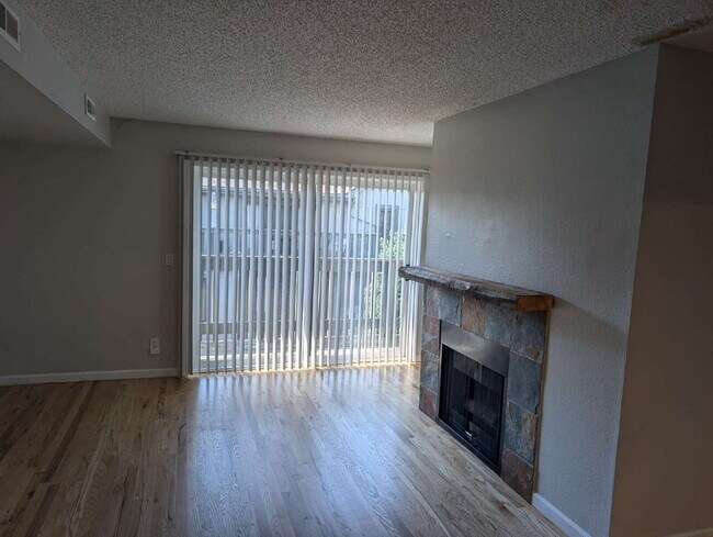 Building Photo - "Charming 2-Bed, 2-Bath Condo in Englewood...