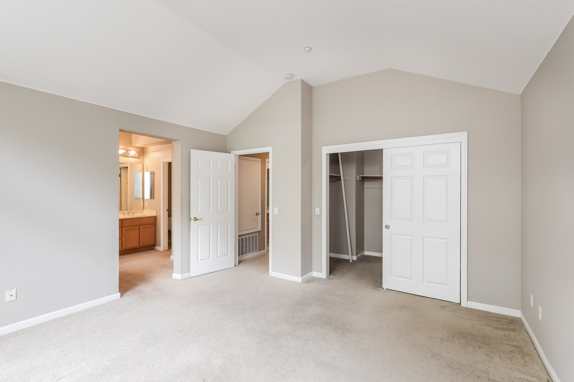 Building Photo - 572 Blackwood Ter