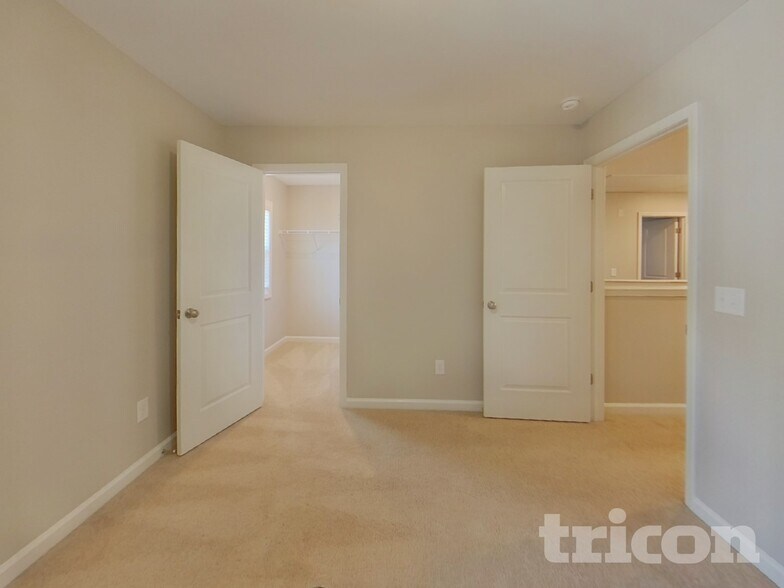 Building Photo - 563 Roseridge Dr