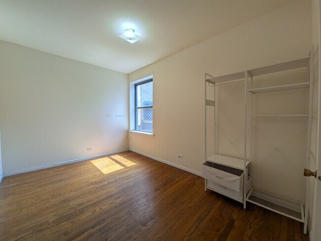 Building Photo - 3147 W Medill Ave