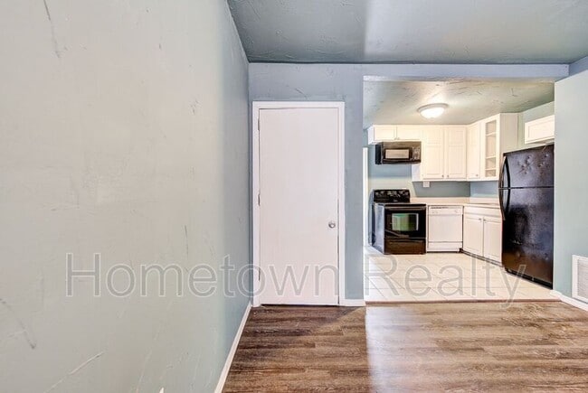 Building Photo - 2200 N St Luke Ave