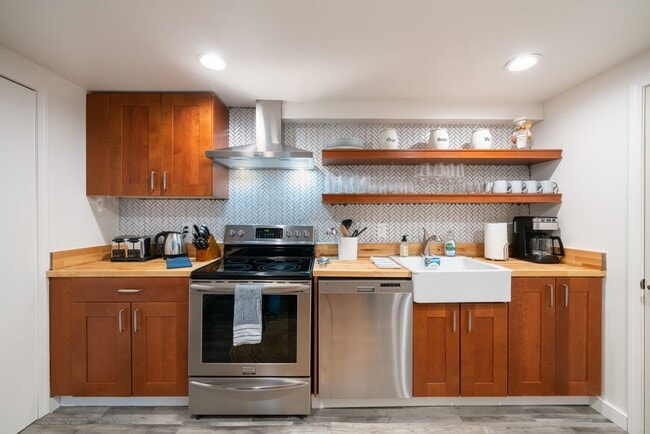 Building Photo - Golden Duplex > Unit is fully furnished feels like NEW!