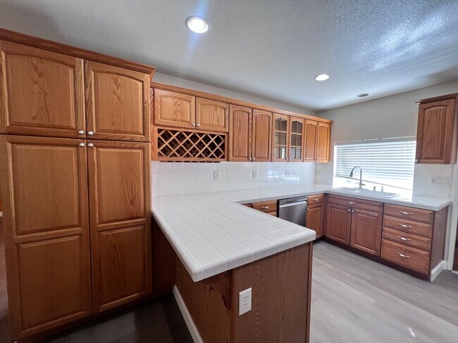 Building Photo - EBS T 37565