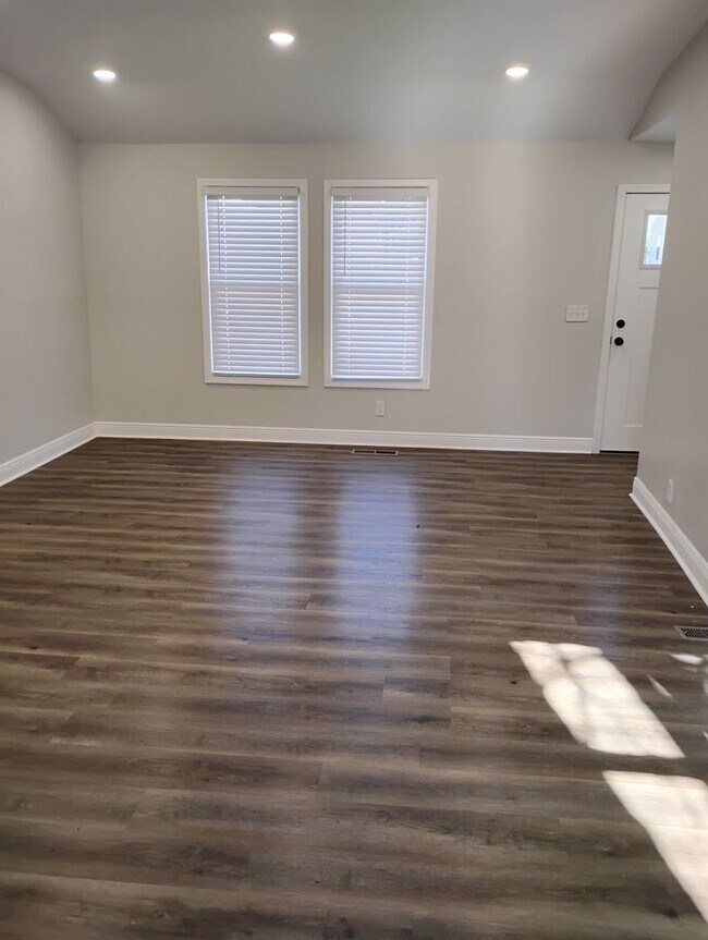 Building Photo - Short-Term Luxury Living in Tuscaloosa