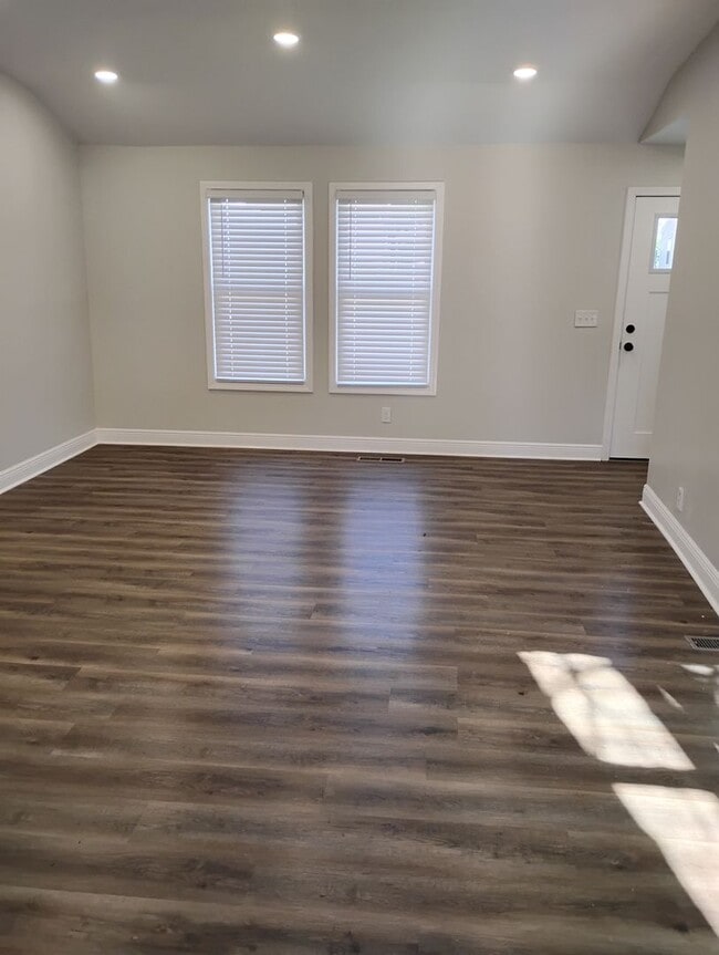 Building Photo - Spacious.Stylish.Short-Term Lease ONLY Perfection