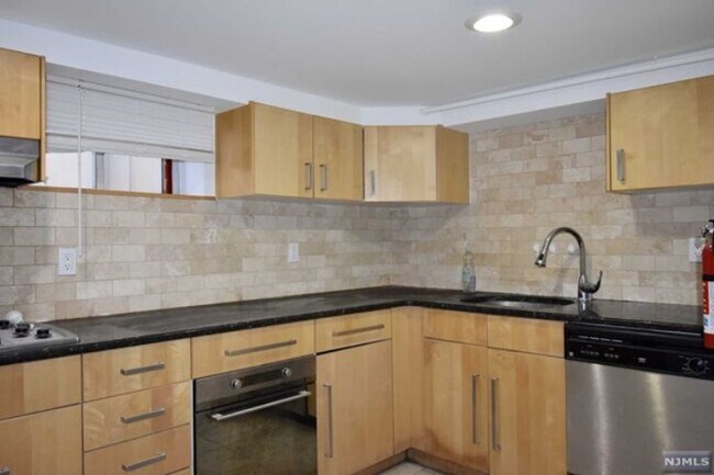 Building Photo - 356 Slocum Way