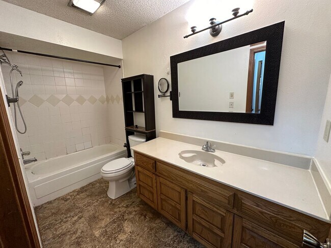 Building Photo - Spacious 3 bedroom, 2 bath home!  Don't mi...