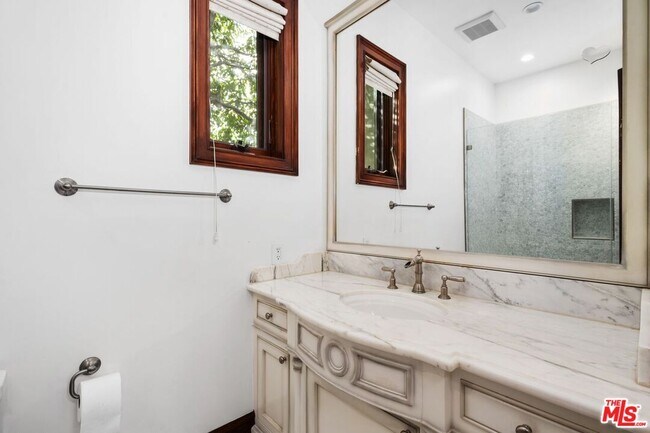 Building Photo - 2108 San Ysidro Dr