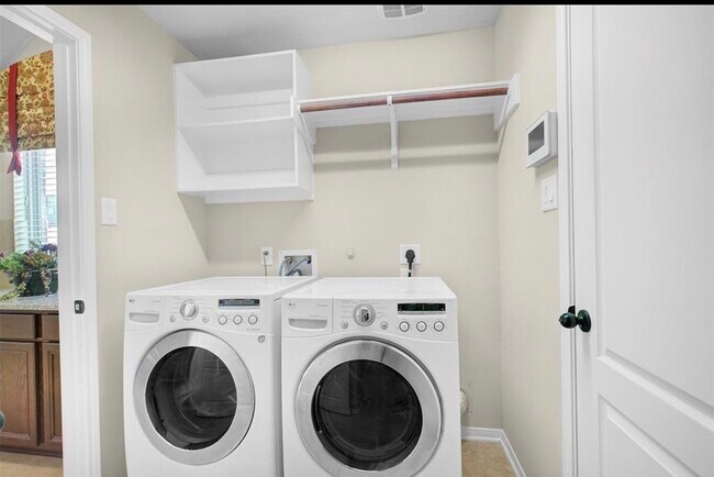 Building Photo - 2513 Golfcrest Dr