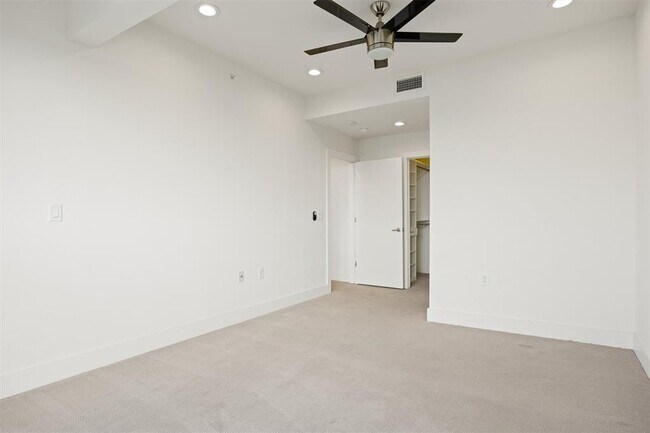 Building Photo - 604 N Bluff Dr