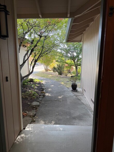 Building Photo - 5753 Reynaud Ct