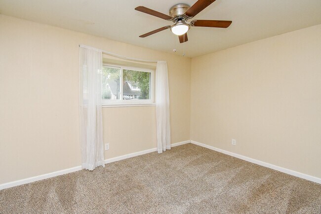 Building Photo - 9615 Beverly Hill St