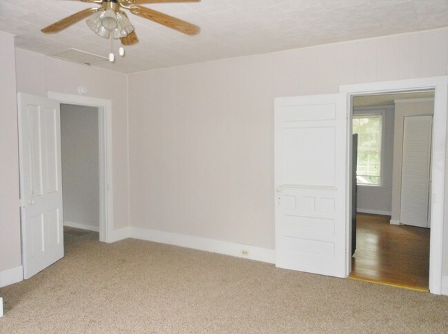 Building Photo - 130 School St