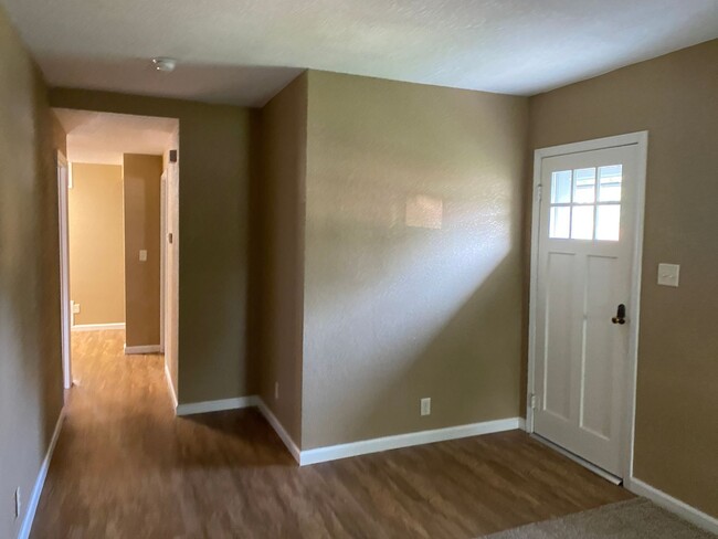 Building Photo - 2 Bed, 1 Bath House, 2 Car Garage For Rent...