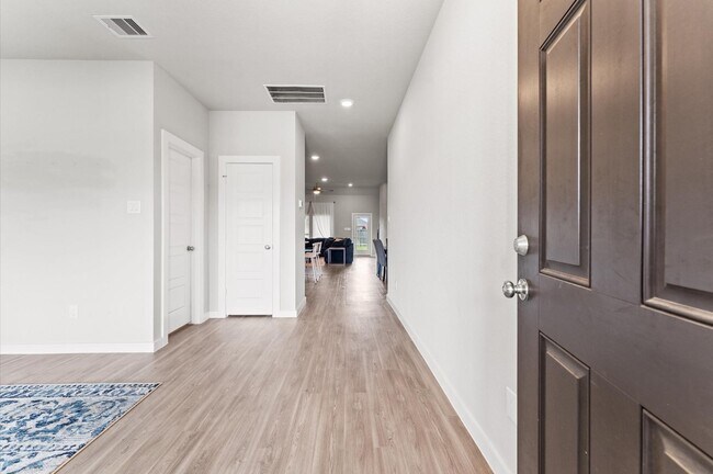 Building Photo - 818 Deerhurst Ln