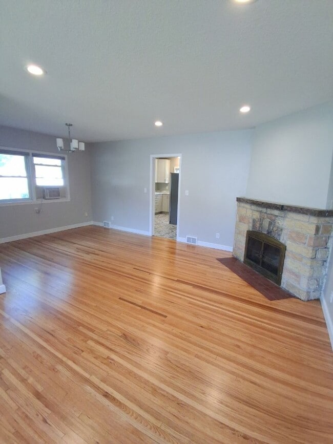 Building Photo - Renovated 3BR, 1 Bath Duplex! Available Ea...