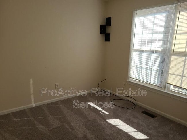 Building Photo - 4016 Reese Dr S