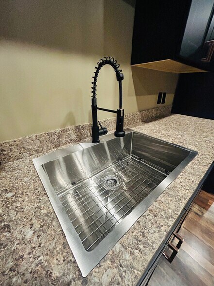 Building Photo - 1 Caroline Ave