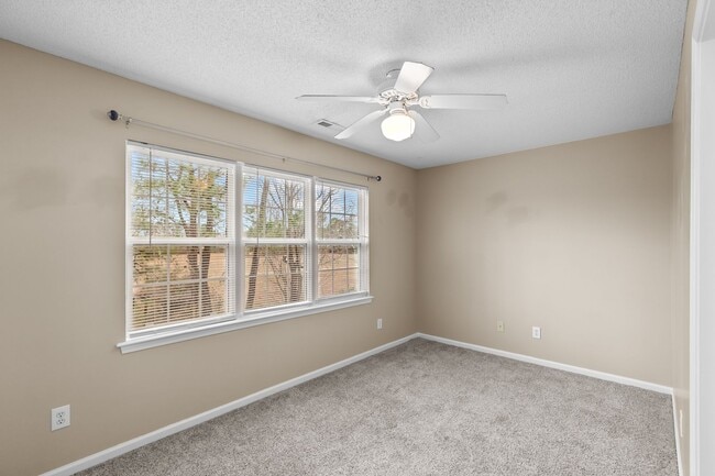 Building Photo - 2 Bed 2.5 Bath Townhome