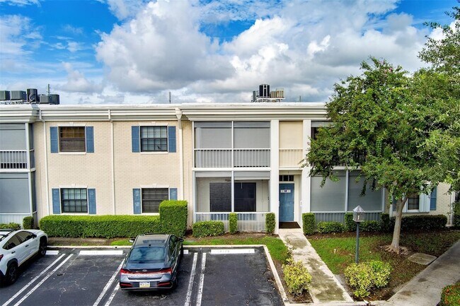 Building Photo - 140 Cypress Club Dr