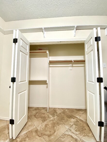 Building Photo - 1405 Ridgemoor Ln