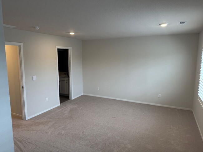 Building Photo - Goregous 2 Bedroom Townhome with 2 Car Gar...