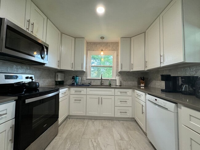 Building Photo - Spacious Home close to VT campus - 3bd 2ba