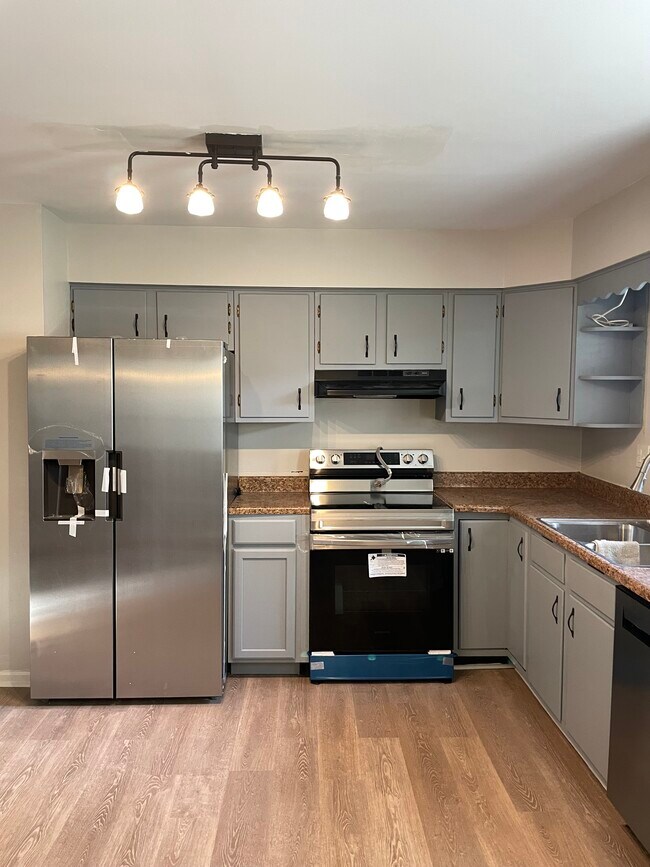 Building Photo - 400 Schenkel Ln