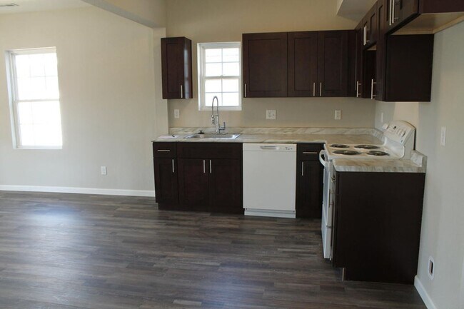 Building Photo - Modern Elegance Meets Comfort – Fully Remodeled 4BR/2BA Dream Home!