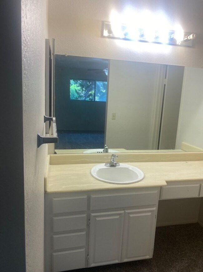 Building Photo - LOCATION, LOCATION 2 Bedroom 2 Bathroom Condo