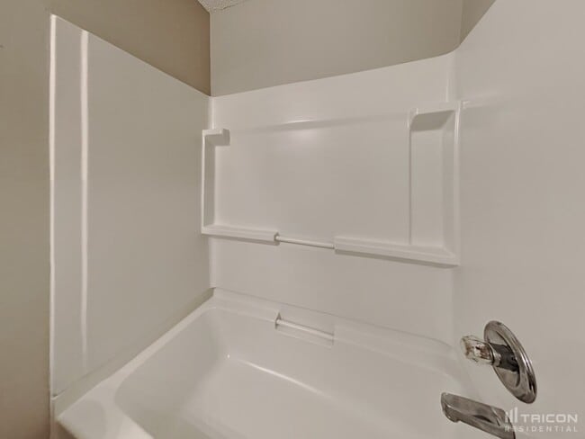Building Photo - 661 Thornhill Dr
