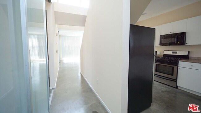 Building Photo - 922 W 23rd St