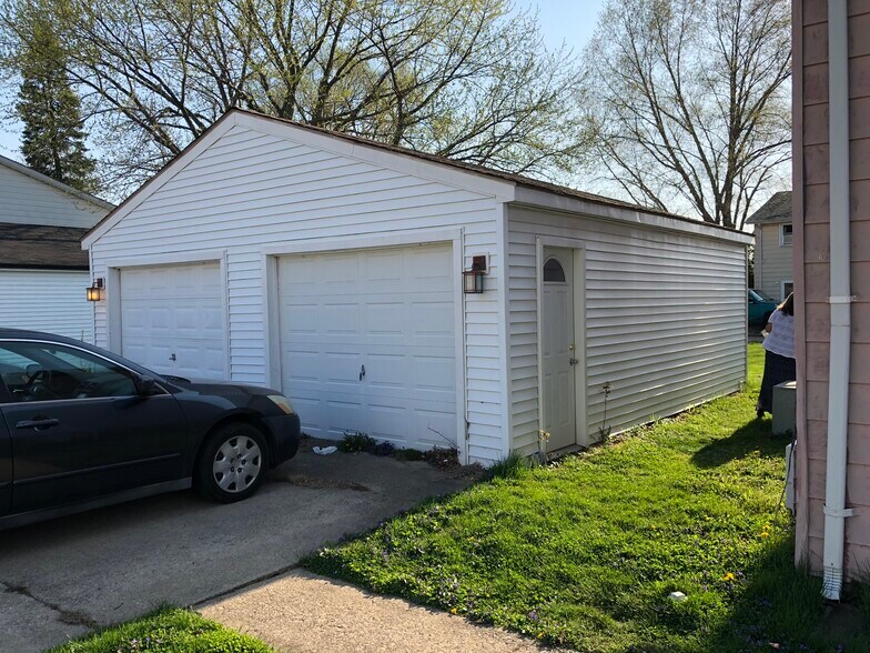 Building Photo - 806 Crescent Dr