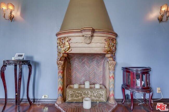 Building Photo - 642 S Bronson Ave