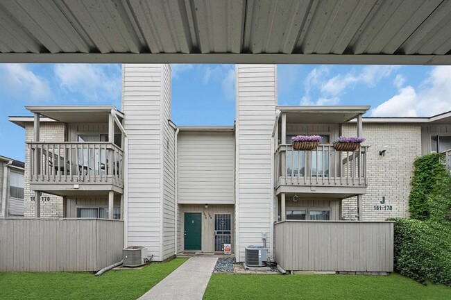 Building Photo - 3919 Fairmont Pkwy