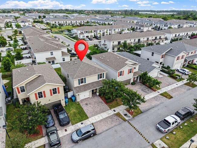 Building Photo - 525 NE 6th Pl