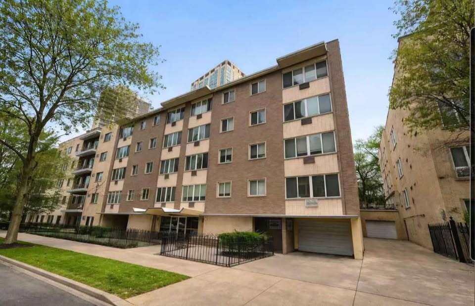 Building Photo - 539 W Stratford Pl