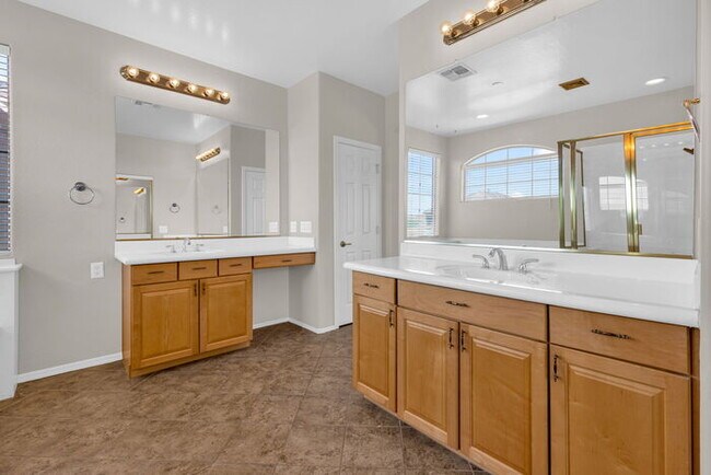 Building Photo - 2032 S Sabrina