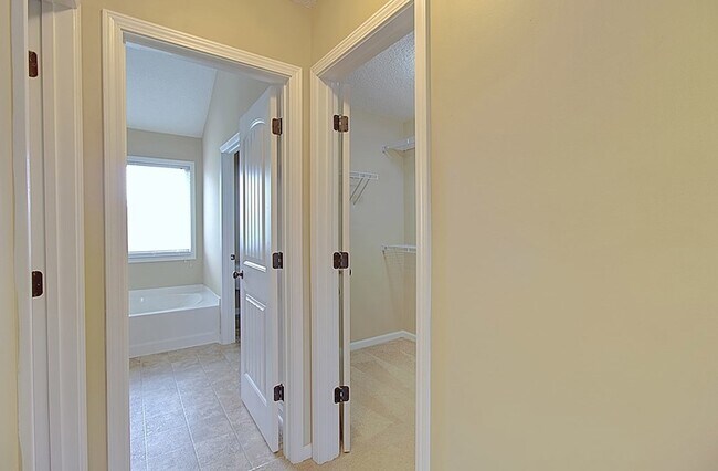 Building Photo - 935 Mustang Ln NE