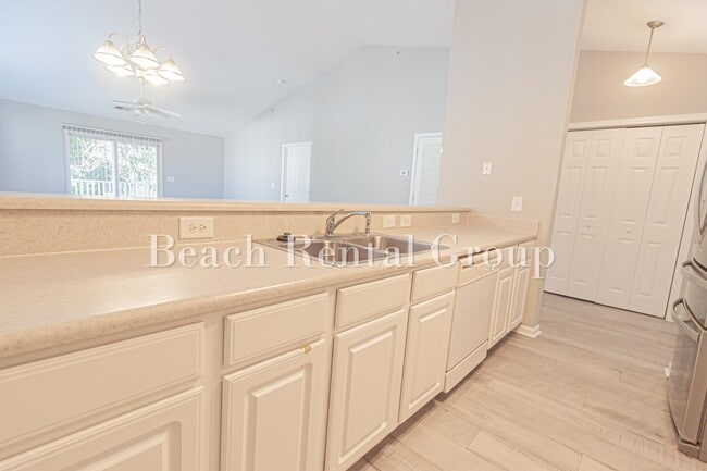 Building Photo - 4850 Meadowsweet Dr